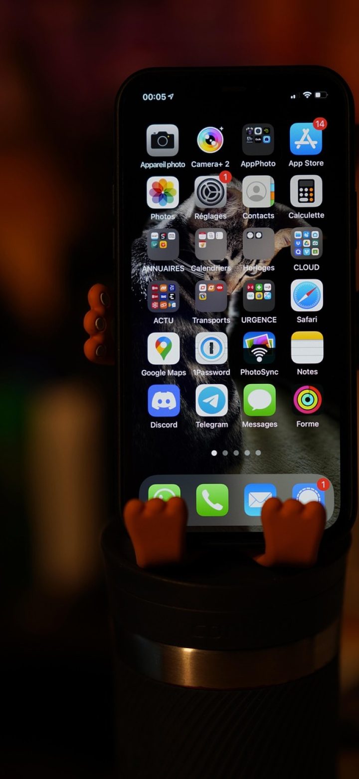 图片转pdf在线免费 手机屏幕上显示图片转pdf在线免费 App 的相册选图界面，多张发票缩略图被勾选，底部橙色按钮提示生成 PDF