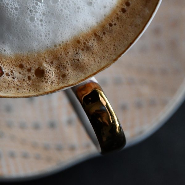 运营同事在深夜的办公桌前回复用户反馈邮件，屏幕上是整理好的问题清单，背景是深色墙面与微弱灯光